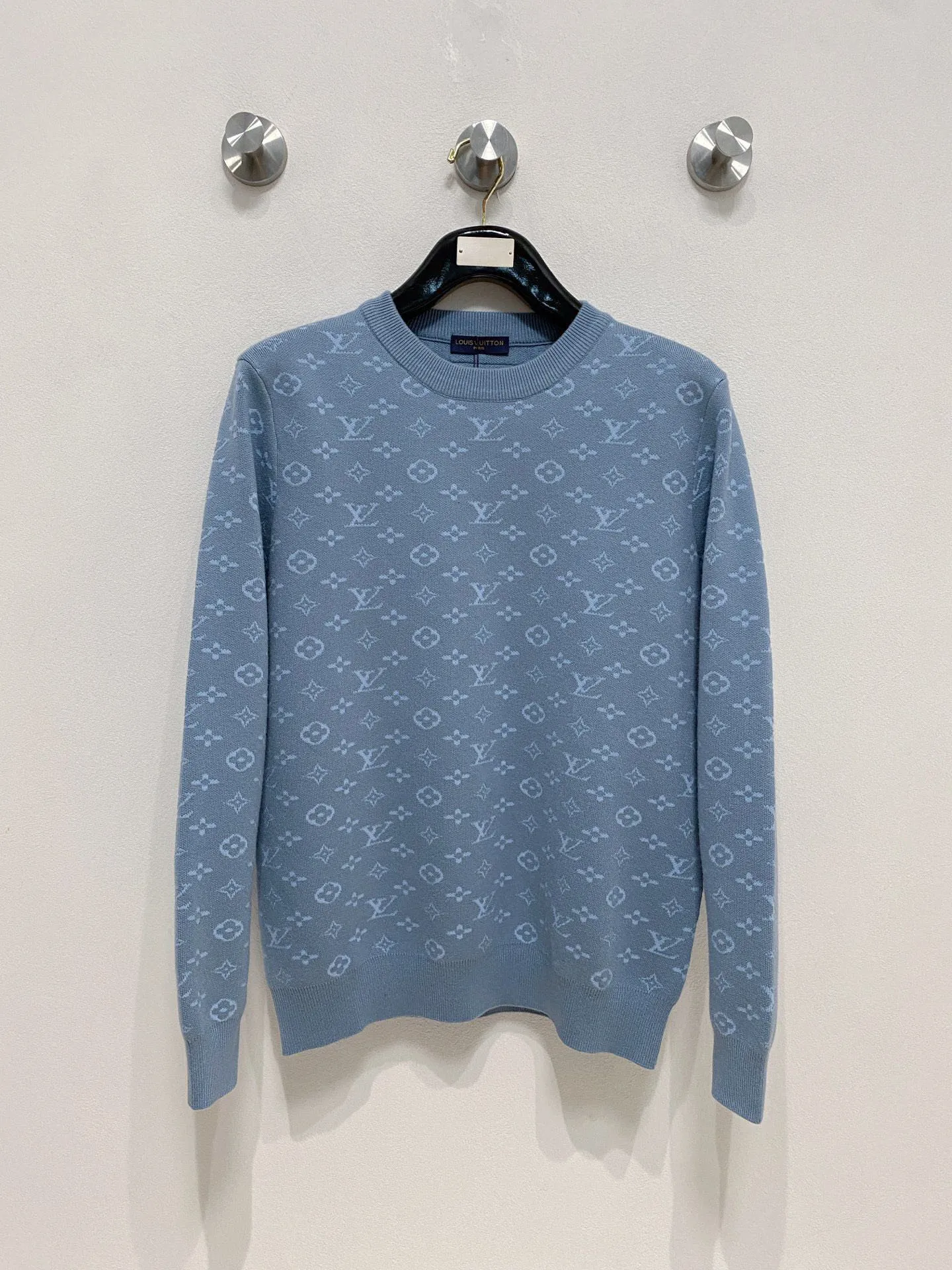 🅿️440 [LV Louis Vuitton] Autumn and winter classic lapel sweater, in full condition! ! ! Wool blended fabric, the latest model in 2025, golden ratio! ! Slim-fitting soft gold, versatile and practical item, the combination and practicality are extremely powerful, simple and elegant, and classy! To create your own style, it is highly recommended to buy it in two colors. The standard slim fit tailoring process is suitable for both young and old men. It is knitted from wool and will not cause any discomfort! While keeping warm, it is stylish, textured and wearable, and the classic logo with contrasting colors on the chest feels in place! ! Recommended for regular customers! ! Size M-3XL (maximum wear: 190 pounds)